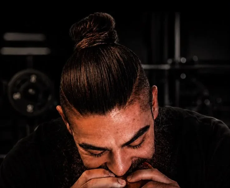 אביב שדמון נוגס בארוחה בחדר הכושר